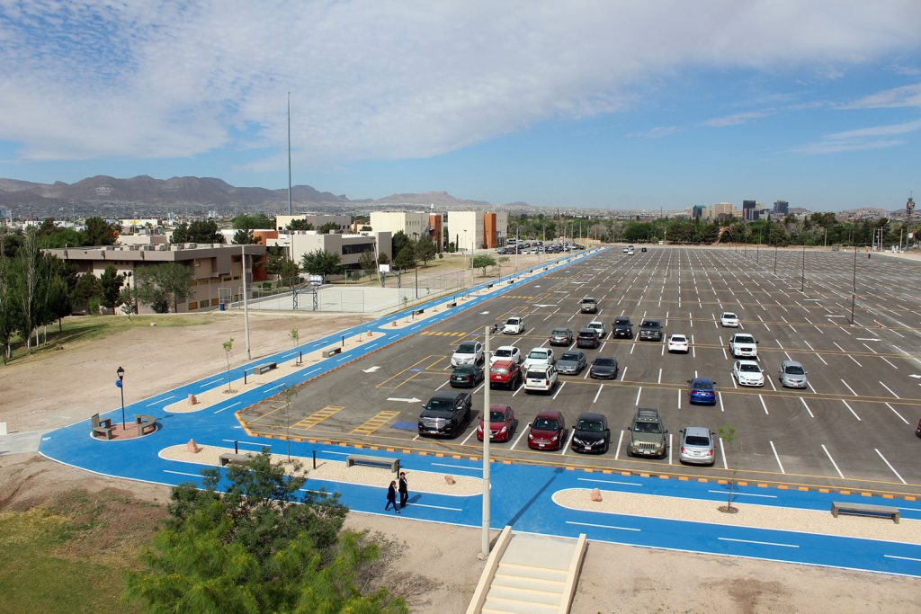 El estacionamiento, con pavimento nuevo y una redistribución de espacios, tiene capacidad para casi mil vehículos.